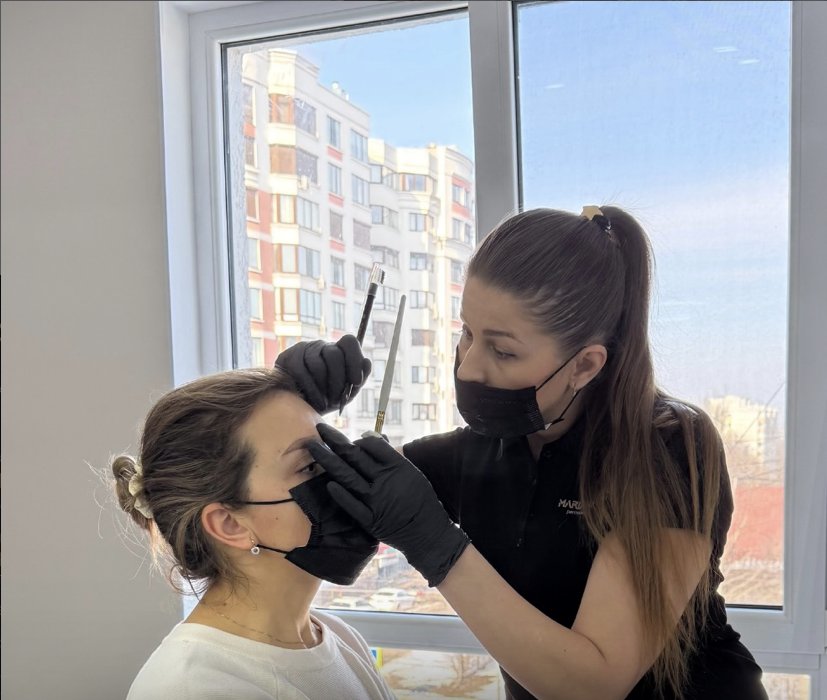 Diseño de cejas en consulta, MG Studio